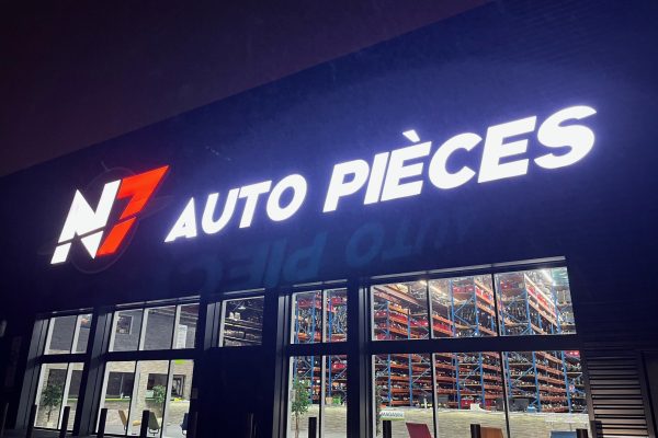Enseigne-bloc-led-N7-auto-pièces-éclairage-led--signarama-moulins---jcdesign