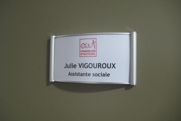 signarama-france-plaques-de-porte-galbees-en-aluminium-anodise-naturel-signaletique-globale-pour-la-fondation-d-auteuil-5b2cfc5fb34d4