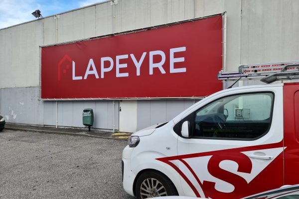 signarama-france-pose-d-une-bache-geante-en-impression-numerique-avec-sandows-sur-cadre-existant-chez-lapeyre-a-epagny-par-signarama-annecy-6001324f1e5d9