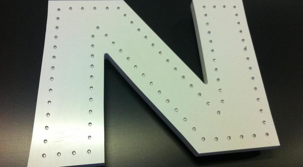 lettres boîtiers PVC à led  apparentes 4