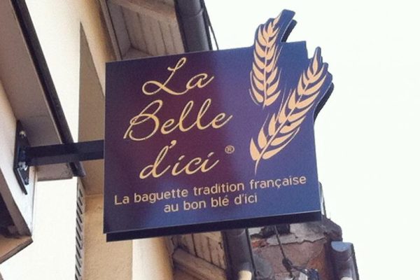 Enseigne drapeau la belle d'ici
